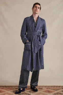 Navy & Cream Skull & Crossbones Unlined Printed Silk Dressing Gown 8 Navy & Cream Skull & Crossbones Unlined Printed Silk Dressing Gown -Fashion-New and Lingwood 402276 3 scaled